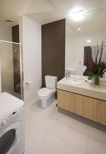 Bathroom 4, Majestic Old Lion Apartments, Adelaide