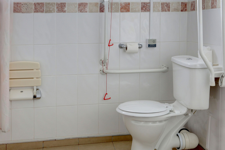 Bathroom 5, Belvilla Crewe Arms Hotel, Cheshire East