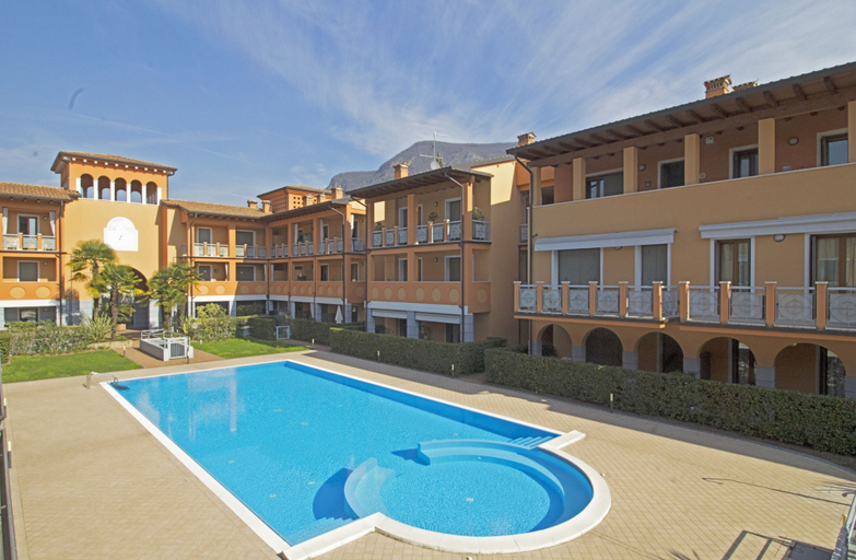 Outdoor pool, Il Parco Luxury Apartment, Brescia
