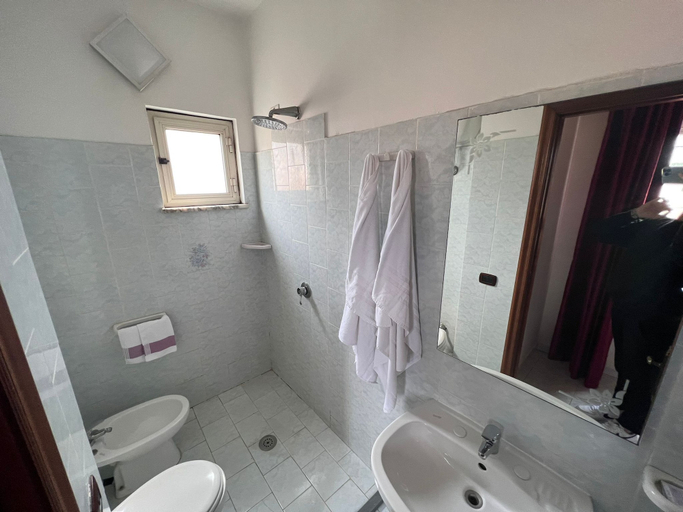 Bathroom 5, Hotel La Mela, Napoli