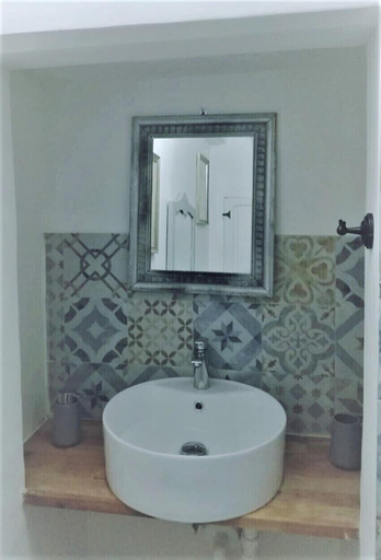 Bathroom 5, La Città Vecchia, Genova