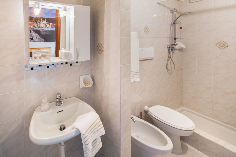 Bathroom 4, Hotel Gilda, Savona