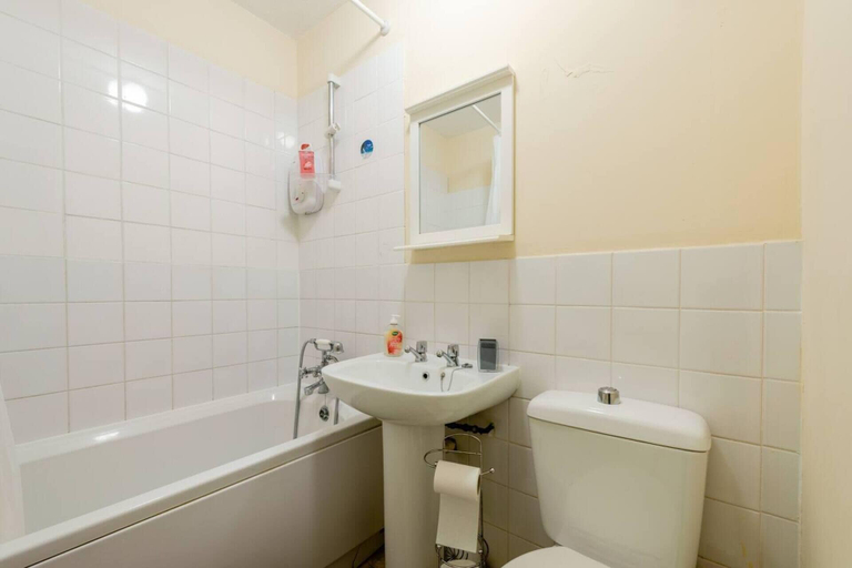 Bathroom, Charming 1-bed Apartment in Luton, Luton