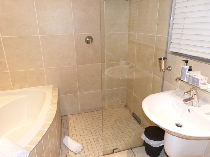 Bathroom 4, The Hampton Exclusive Guest House, Buffalo City