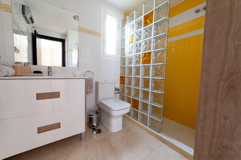 Bathroom 4, La Nit, Alicante