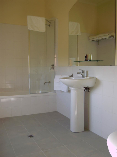 Bathroom, Holgate Brewhouse At Keatings Hotel, Macedon Ranges Bal