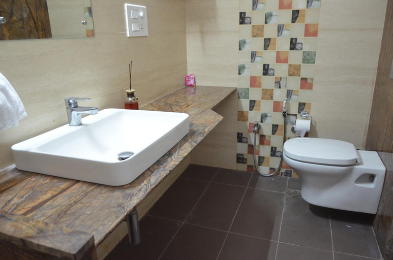 Bathroom 3, The Raas Mahal, Jaipur
