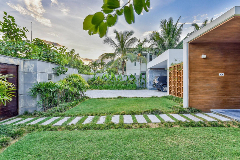 Exterior & Views 2, Stunning Beachfront 6br Villa W Largest Pool, Da Nang