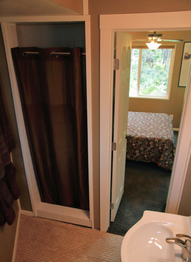 Bathroom 3, Silver Pines Lodge, Riverside