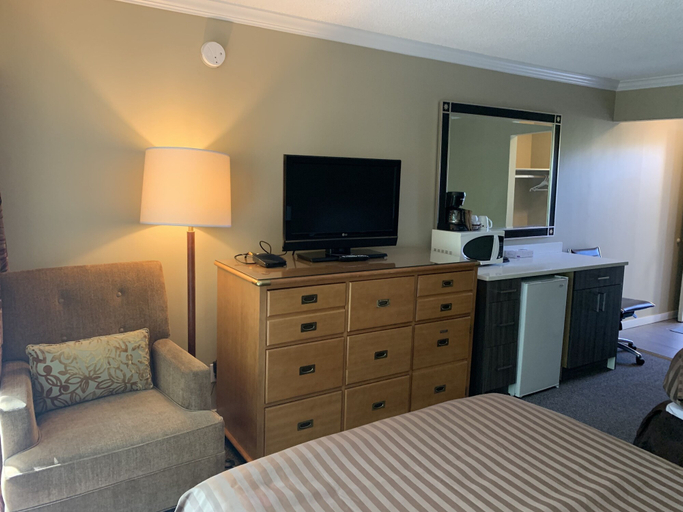 Bedroom 2, Okanagan Royal Park Inn by Elevate Rooms, North Okanagan