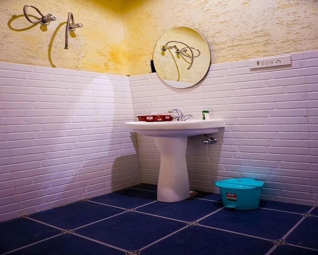 Bathroom 3, Mykonos Villa, Varanasi