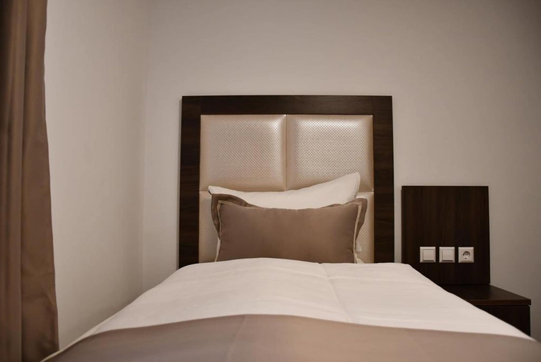 Bedroom 2, Myrsini Hotel, Tübingen