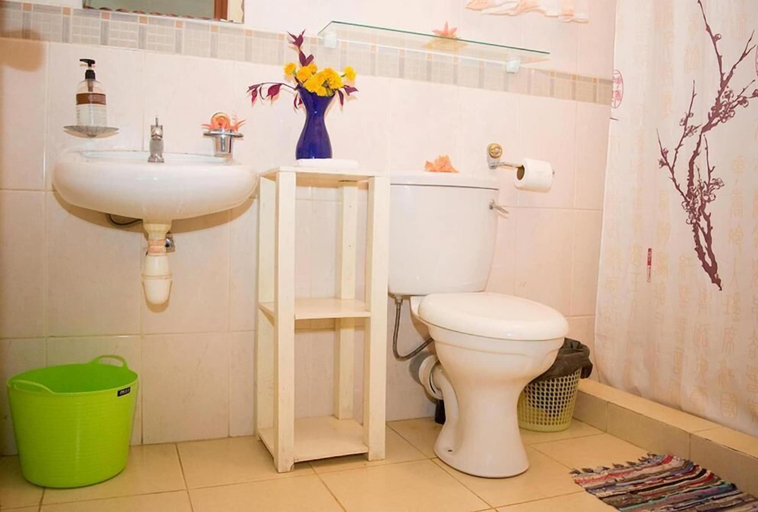 Bathroom 4, Evergreen Apartments
