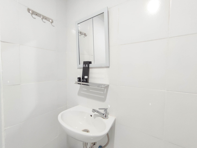 Bathroom 2, Good Deal 1Br At Paltrow City Apartment, Semarang