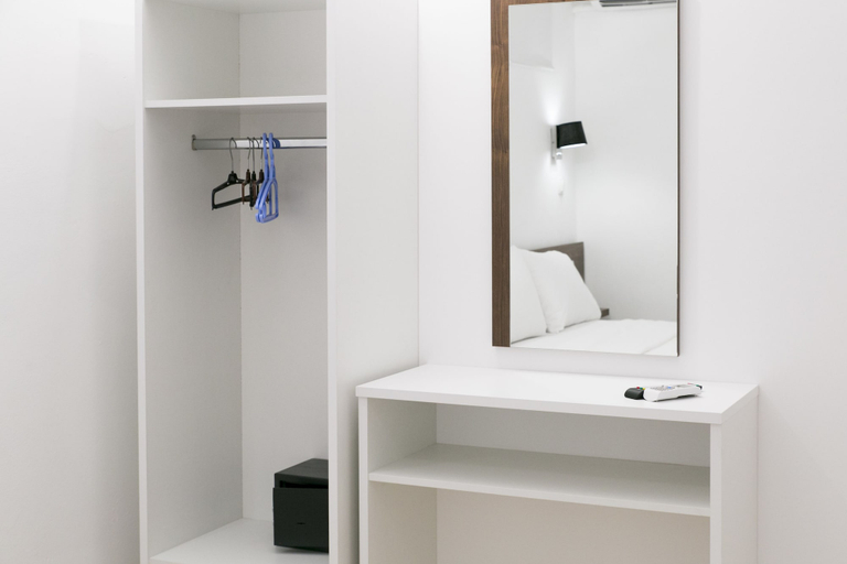 Bathroom 5, Kissamia - Self Check In Only - Next to Night Clubs, Crete