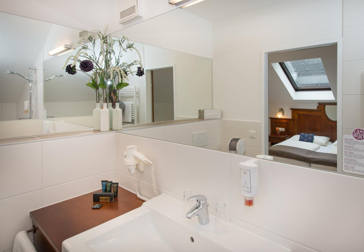 Bathroom 3, Bayrischer Hof, Wels