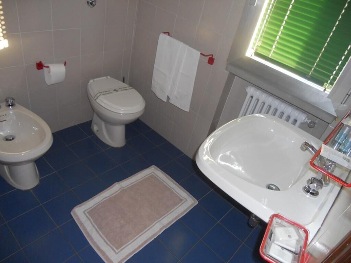 Bathroom 4, Hotel Primavera, Florence