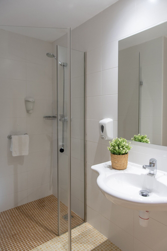 Bathroom 4, Aparthotel Aura Park Fira Barcelona, Barcelona