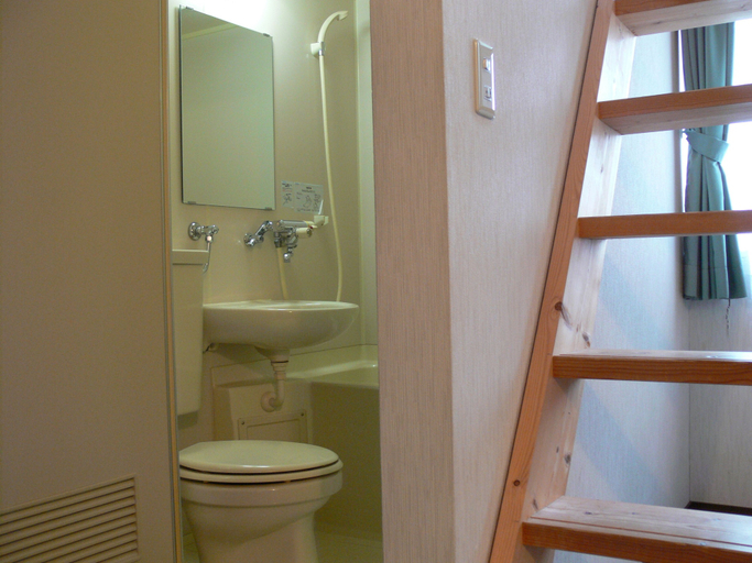 Bathroom 4, Pension Locomotion, Kutchan