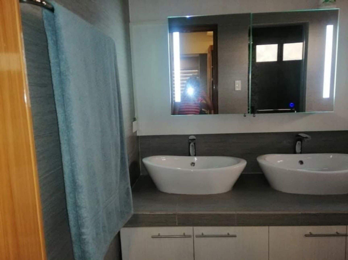 Bathroom, Villa - Sleeps 10 - Communal Pool - Parking, Mariveles
