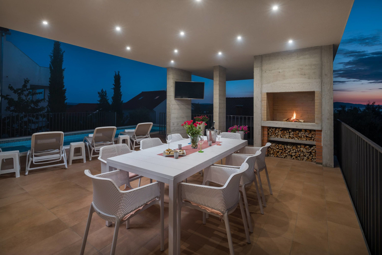 Food & Drinks, Villa Marulovo, Okrug