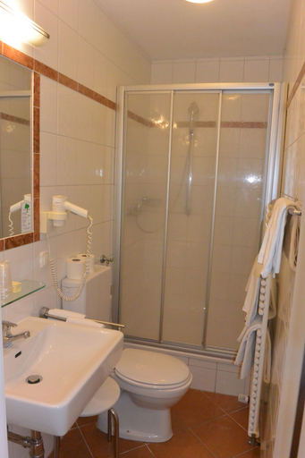 Bathroom 4, Hotel - Pension Adlerhof, Salzburg