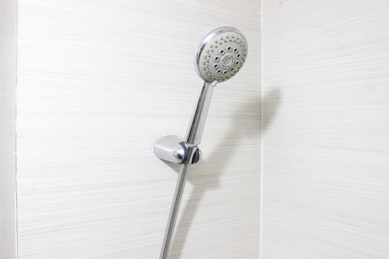 Bathroom 4, Stylish 2BR at Gateway Pasteur near Pasteur Exit Toll, Bandung