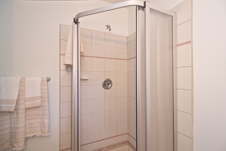 Bathroom 4, Lakefront Chalet with private dock, Squamish-Lillooet
