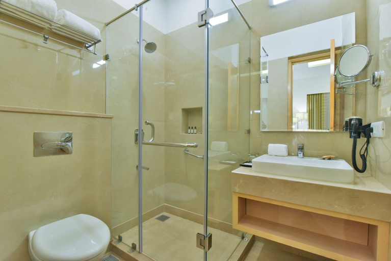 Bathroom 4, SureStay Hotel by Best Western Heritage Walk, Amritsar