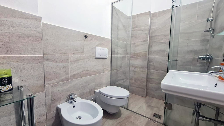 Bathroom 4, Planet Apartments, Sarandës