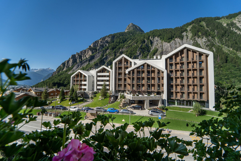 Exterior & Views