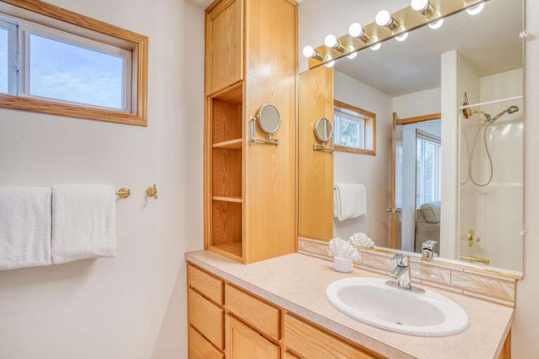 Bathroom 3, Puffin Hollow - Meredith Lodging, Tillamook