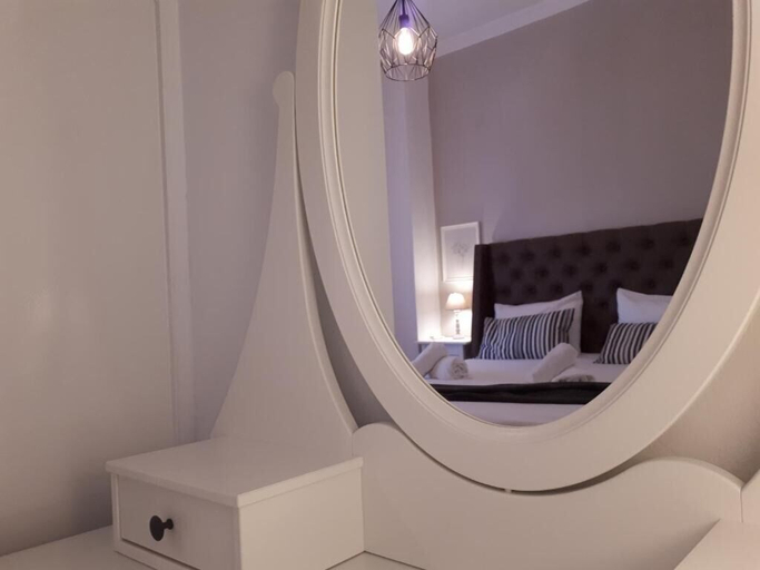 Others 5, Suite 2 Bedrooms, Attica