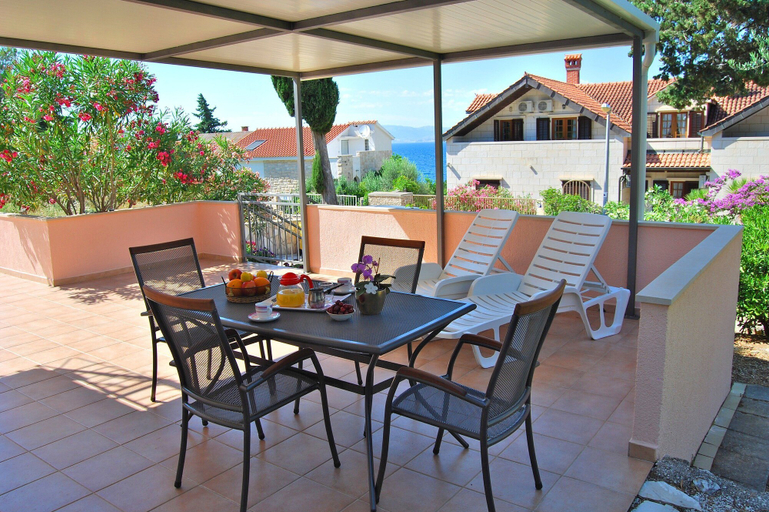 Others 5, Apartment Lili, Supetar