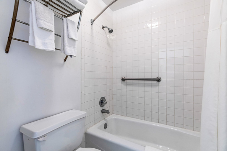 Bathroom 4, Econo Lodge Vero Beach - Downtown, Indian River
