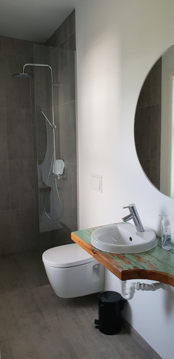 Bathroom 4, Við Lónið guesthouse, Seyðisfjörður