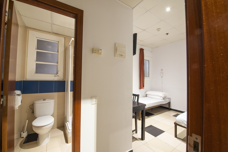 Bathroom 4, Safestay Barcelona Passeig de Gracia, Barcelona