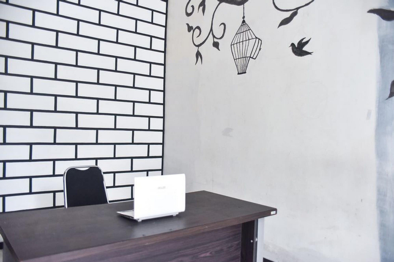 Public Area, RedDoorz Plus near Malang Town Square, Malang