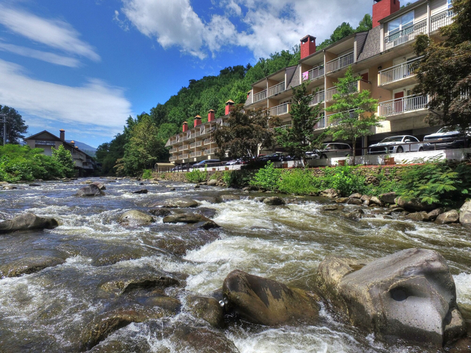 Exterior & Views 2, Gatlinburg River Inn, Sevier