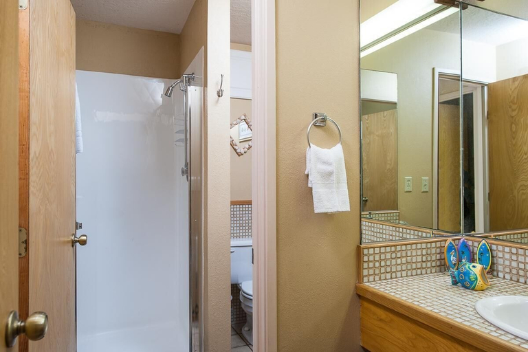Bathroom 3, Calypso, Lincoln
