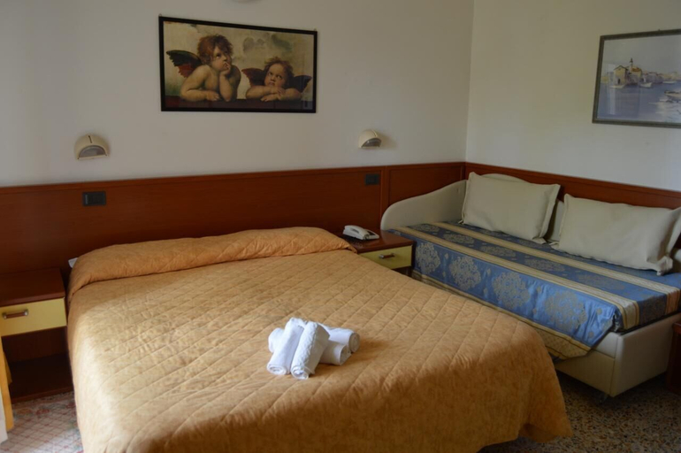 Bedroom 3, Hotel Dear, Rimini