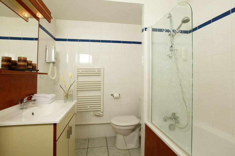 Bathroom 4, Appart'City Classic Clermont Ferrand Centre, Puy-de-Dôme