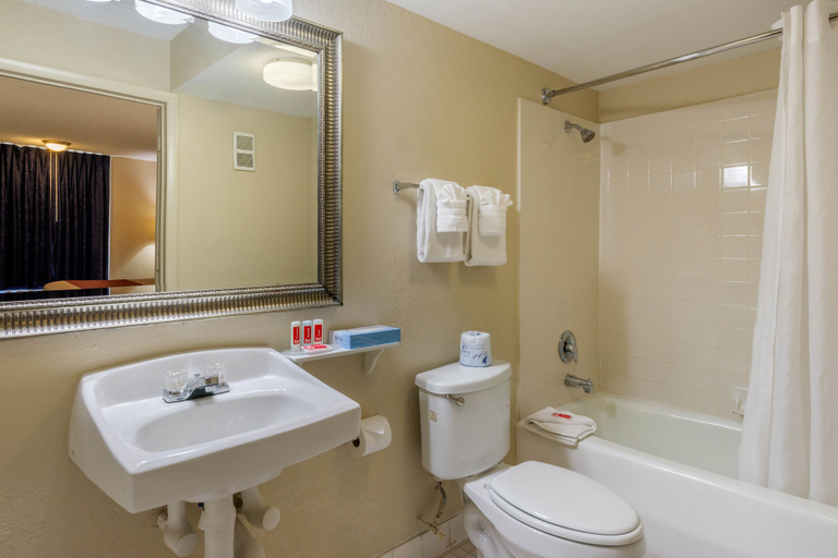 Bathroom 5, Suburban Studios International Drive, Orange
