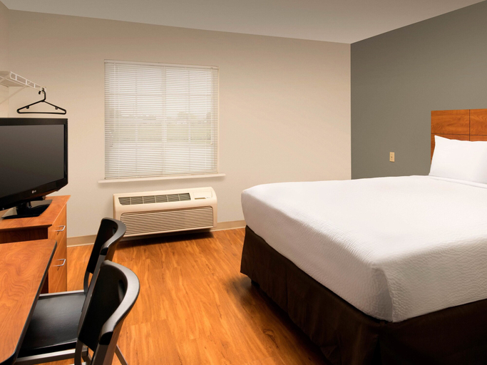 Bedroom 3, WoodSpring Suites Council Bluffs, Pottawattamie