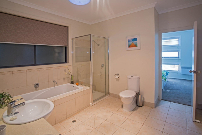 Bathroom, Sails on Chapel, Bass Coast - Phillip Is.