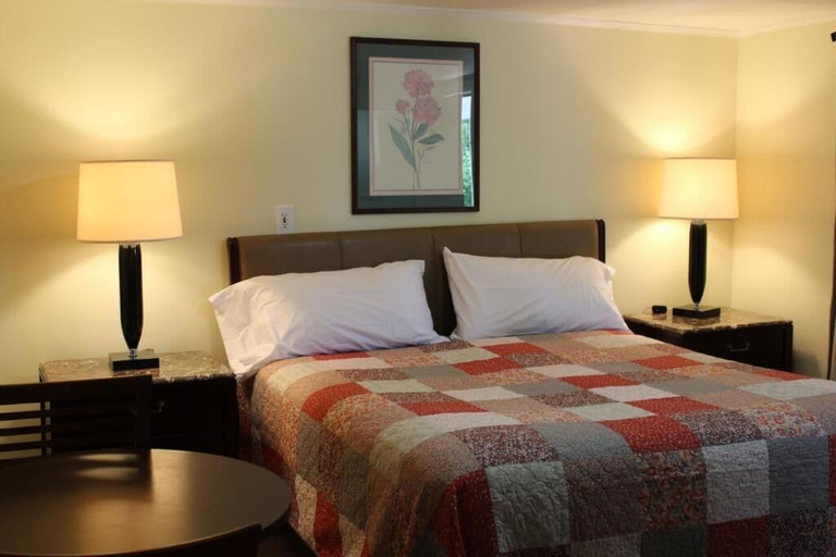 Bedroom 4, Royal Coach Motor Lodge, Rockingham