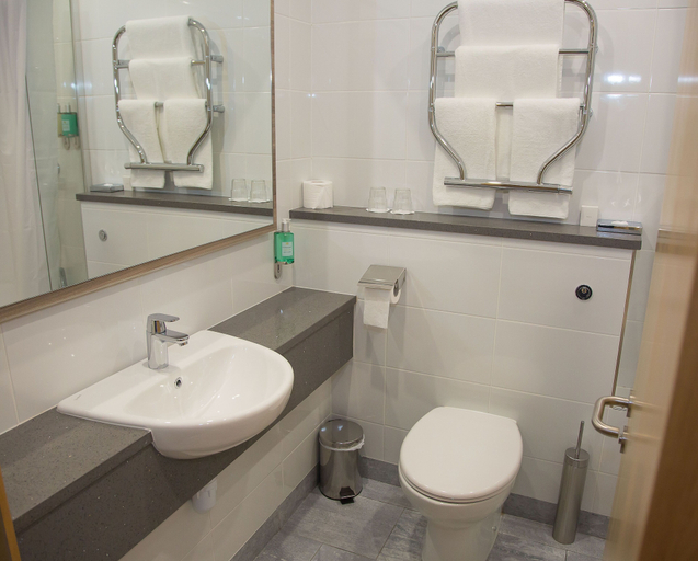 Bathroom 4, Westlodge Hotel