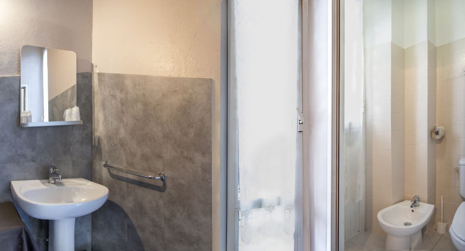 Bathroom 4, Albergo La Villetta, La Spezia
