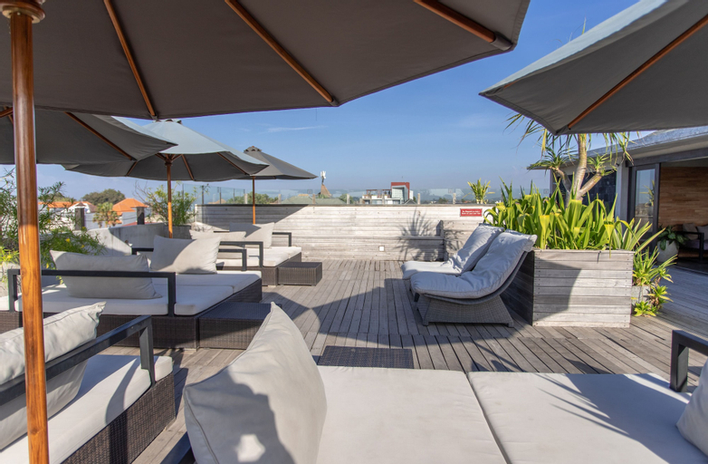 Exterior & Views 12