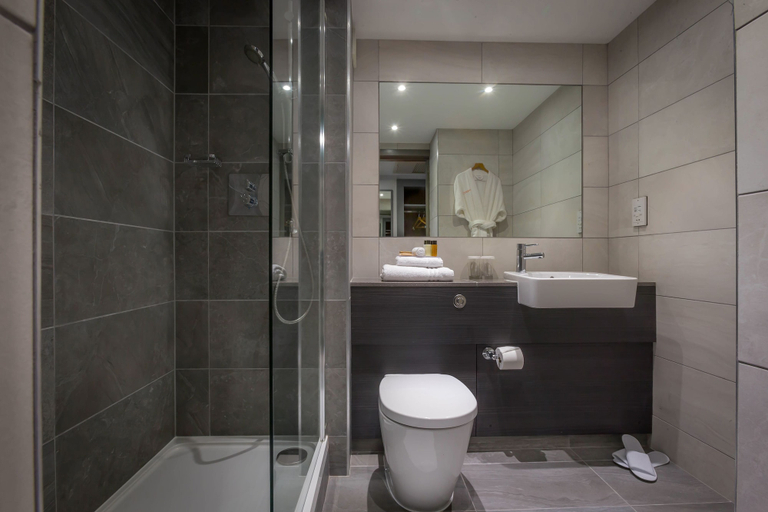 Bathroom 5, Maldron Hotel Dublin Airport, Dublin